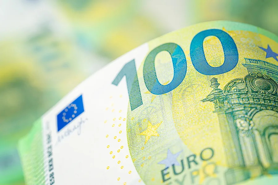 Billete de 100 euros actual con arquitectura ficticia, antes de los nuevos billetes de euro