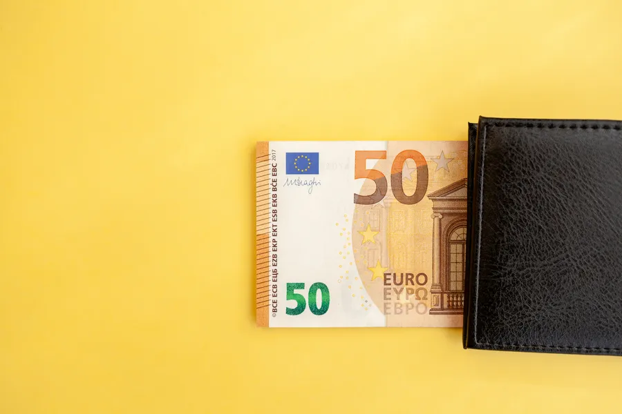 Billete de 50 euros en una cartera, diseño previo a los nuevos billetes de euro