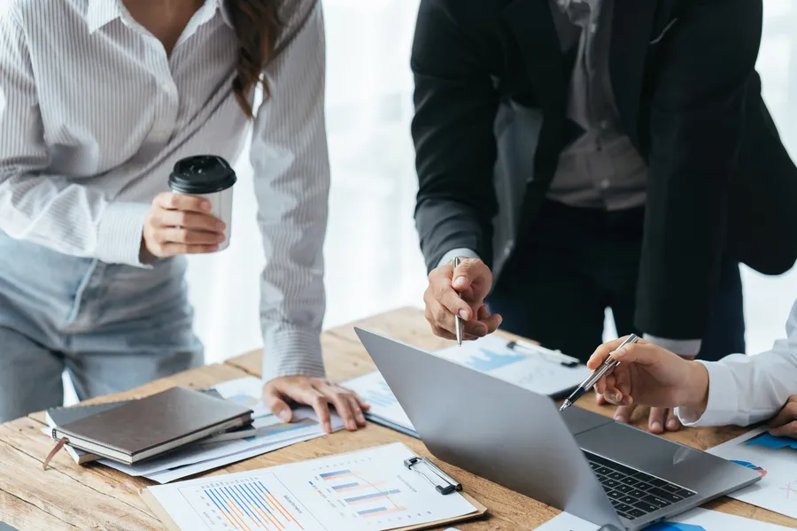 Reunión para comparar propuestas de agencias tras realizar una auditoría SEO