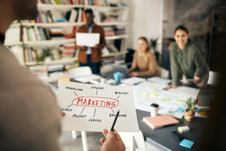 Equipo de marketing planificando contenido citado por la IA en una reunión