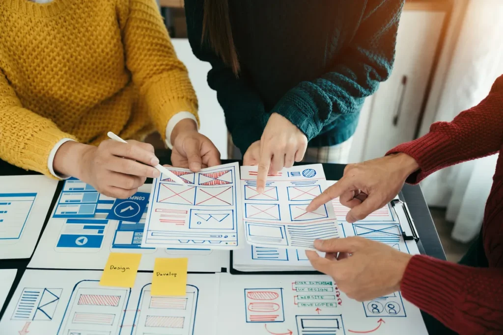 Equipo revisando y descartando estructuras de página web que consiga clientes antes de diseñar