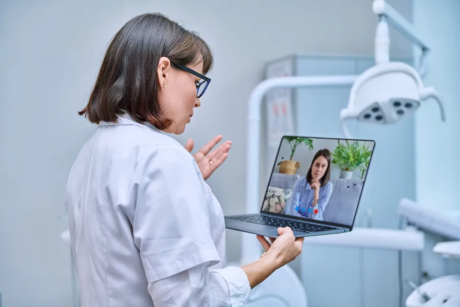 Dentista en videollamada con paciente, ejemplo de página web para dentistas