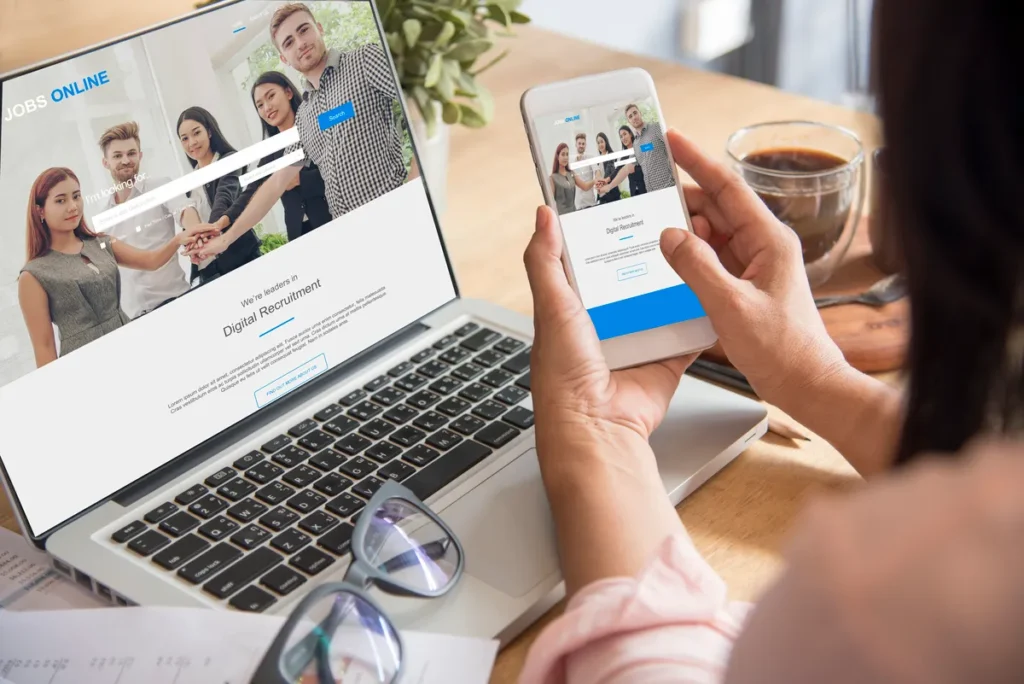 Web vista en portátil y móvil, ejemplo de página web que consiga clientes adaptada a cualquier pantalla