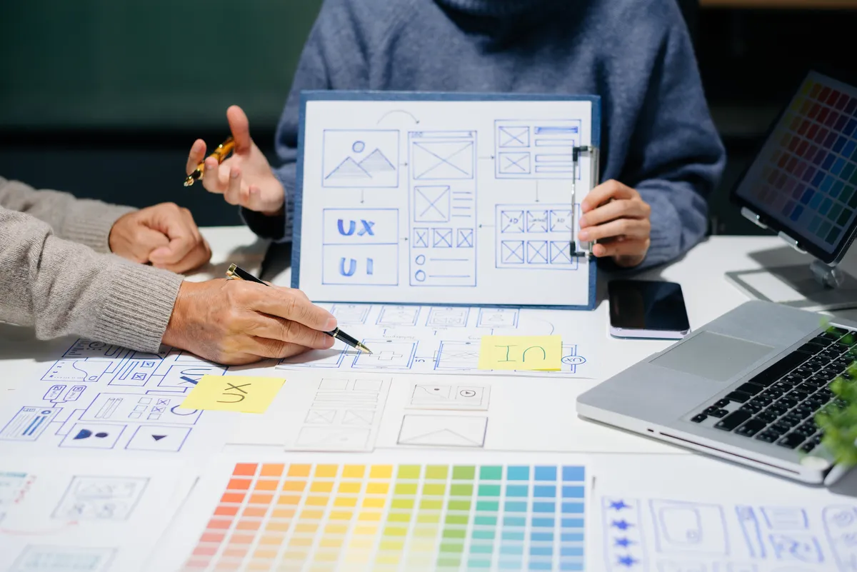 Wireframe UX/UI con paleta de colores, paso previo de cómo hacer una página web que consiga clientes